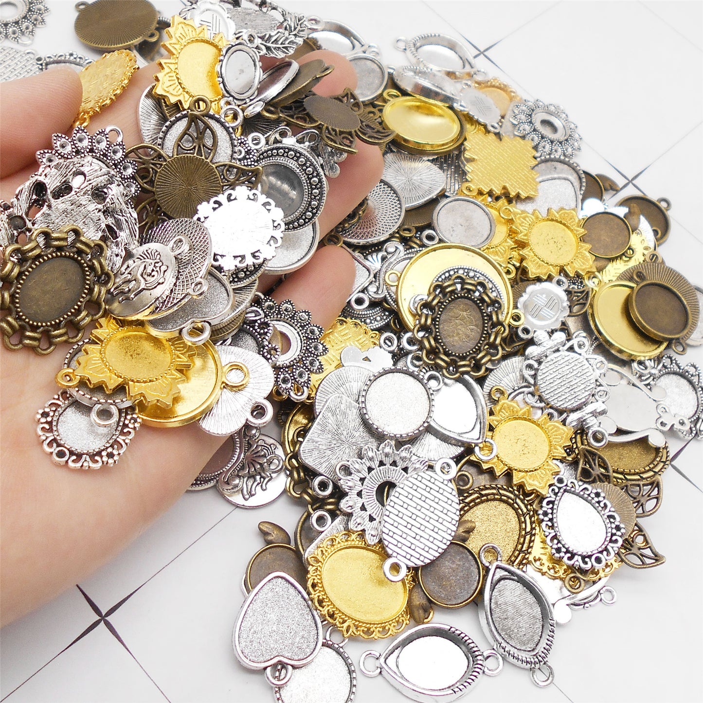 JJGQAZ Assorted 60 Pieces Mini Size Blank Bezel Pendant Trays