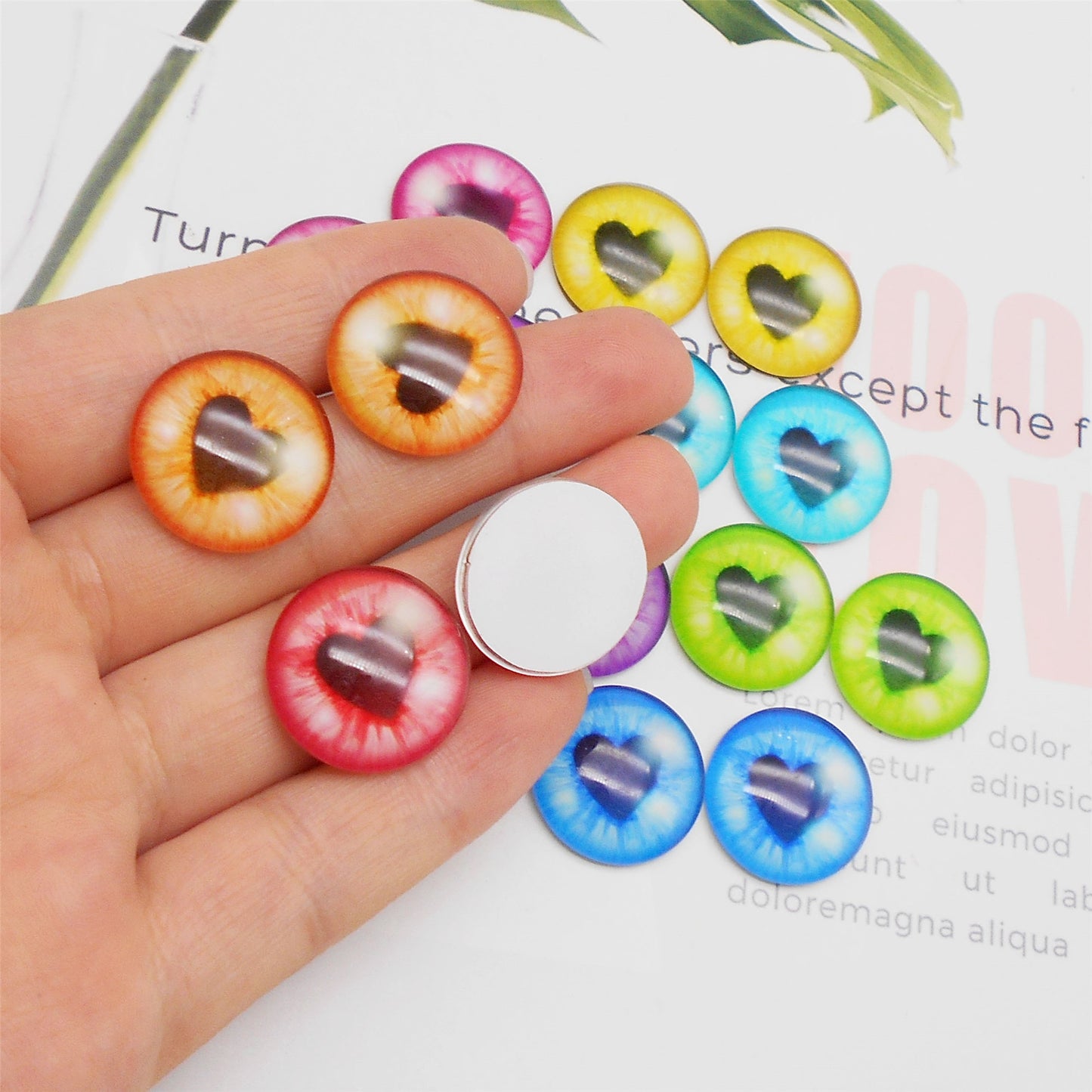 JJGQAZ 50 Pieces Glow in Dark Animal Eyes 6-30mm Glass Heart Pupil
