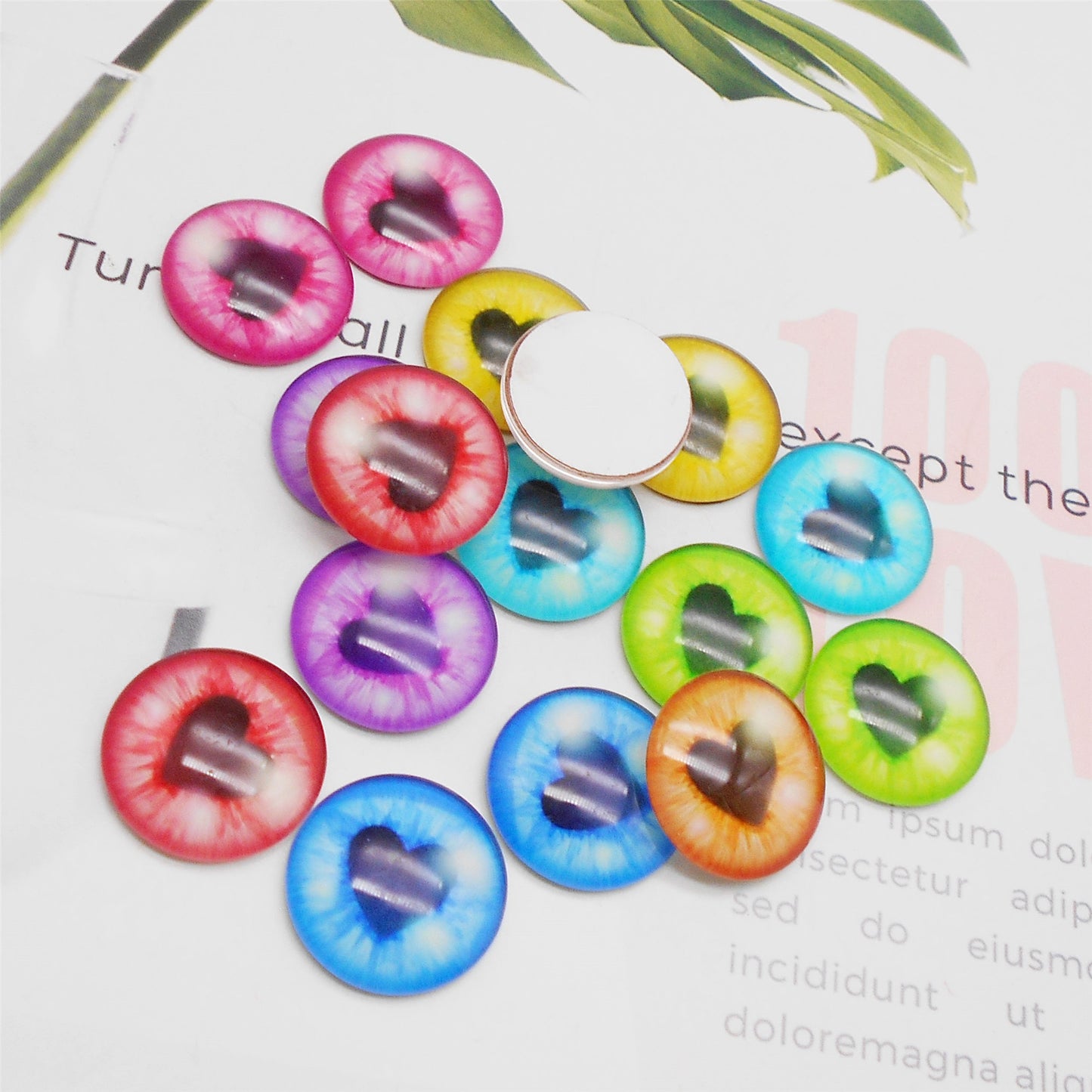 JJGQAZ 50 Pieces Glow in Dark Animal Eyes 6-30mm Glass Heart Pupil